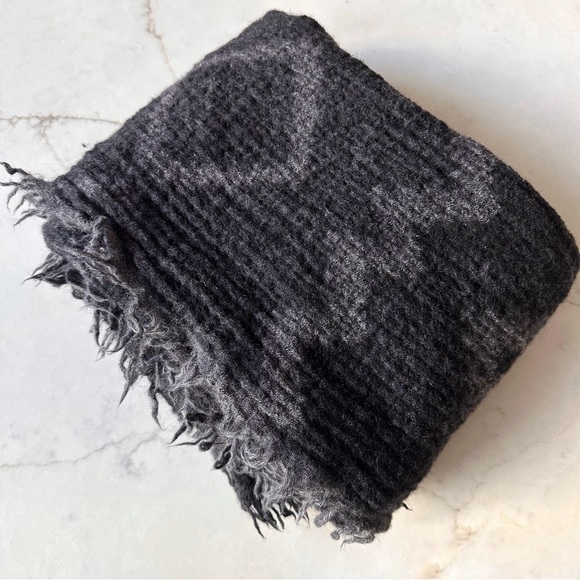 Like new Aritiza Diamond Mosaic Blanket Scarf blanket - Picture 1 of 7